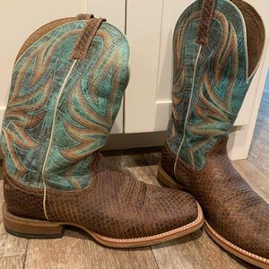 ARIAT COWBOY BOOTS- only worn once!